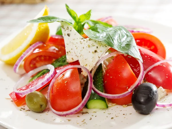 Griechischer Salat mit Feta-Käsescheibe — Stockfoto