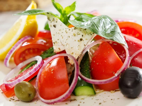 Griechischer Salat mit Feta-Käsescheibe — Stockfoto