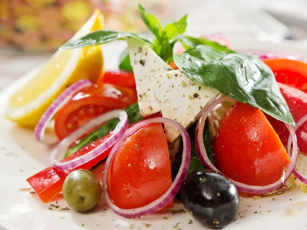 Греческий салат с кусочком сыра фета — стоковое фото