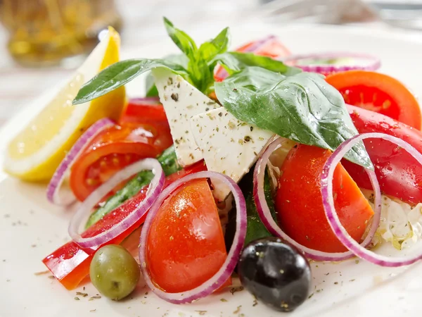 Salade grecque avec tranches de fromage feta — Photo