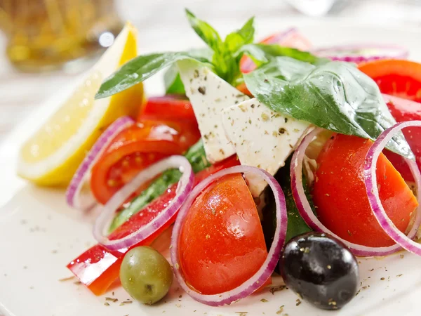 Salade grecque avec tranches de fromage feta — Photo