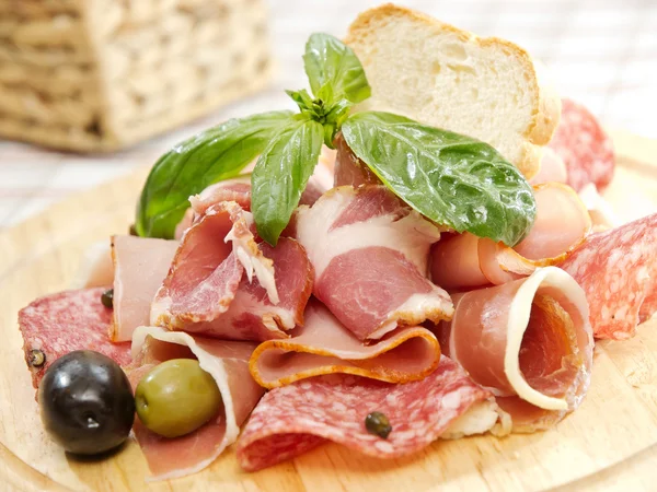 Ham plaat. Verschillende soorten vlees op houten bord — Stockfoto