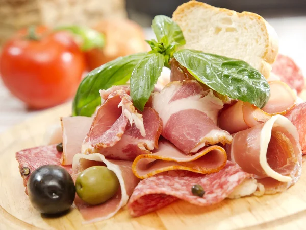 Ham plaat. Verschillende soorten vlees op houten bord — Stockfoto