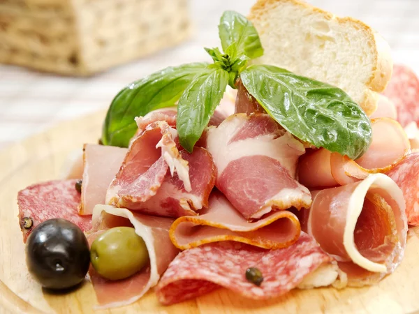 Ham plaat. Verschillende soorten vlees op houten bord — Stockfoto