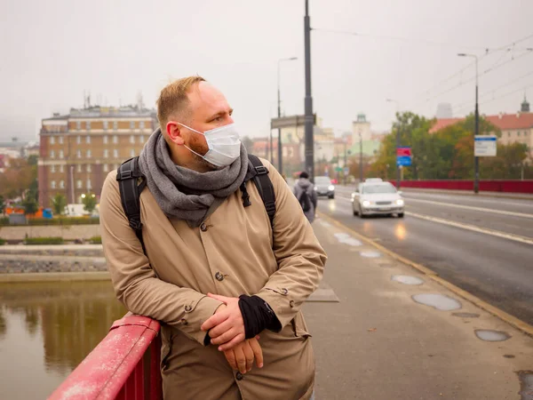 Adult European Man Wearing Mask Outdoor Stands Bridge City — Stock Photo, Image