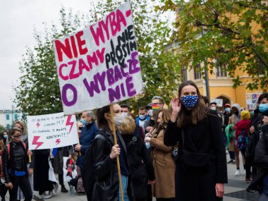 Wroclaw, Polonya, 23 Ekim 2020 - Polonya kenti Wroclaw 'da kadınların protestosu, çünkü Polonya' nın en üst mahkemesi kürtajı yasaklayan bir yasa çıkardı. Genç bir kadın elinde bir poster tutuyor: Affedemiyoruz ve bizi affetmesini istemiyoruz.