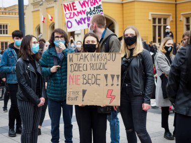 Wroclaw, Polonya, 23 Ekim 2020 - Polonya kenti Wroclaw 'da kadınların protestosu, çünkü Polonya' nın en üst mahkemesi kürtajı yasaklayan bir yasa çıkardı. Genç bir kadın elinde bir poster tutuyor: 