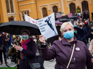 Wroclaw, Polonya, 23 Ekim 2020 - Polonya kenti Wroclaw 'da kadınların protestosu, çünkü Polonya' nın en üst mahkemesi kürtajı yasaklayan bir yasa çıkardı. Kadın elinde bir poster tutuyor: 