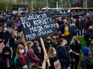 Wroclaw, Polonya, 23 Ekim 2020 - Polonya kenti Wroclaw 'da kadınların protestosu, çünkü Polonya' nın en üst mahkemesi kürtajı yasaklayan bir yasa çıkardı. Genç bir kadın elinde 