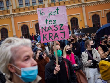 Wroclaw, Polonya, 23 Ekim 2020 - Polonya kenti Wroclaw 'da kadınların protestosu, çünkü Polonya' nın en üst mahkemesi kürtajı yasaklayan bir yasa çıkardı. Genç adam elinde bir poster tutuyor: 