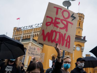 Wroclaw, Polonya, 23 Ekim 2020 - Polonya kenti Wroclaw 'da kadınların protestosu, çünkü Polonya' nın en üst mahkemesi kürtajı yasaklayan bir yasa çıkardı. Genç bir kadın elinde 