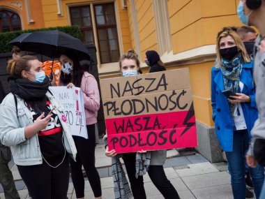 Wroclaw, Polonya, 23 Ekim 2020 - Polonya kenti Wroclaw 'da kadınların protestosu, çünkü Polonya' nın en üst mahkemesi kürtaj yasağını yasakladı.