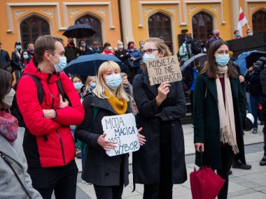 Wroclaw, Polonya, 23 Ekim 2020 - Polonya kenti Wroclaw 'da kadınların protestosu, çünkü Polonya' nın en üst mahkemesi kürtajı yasaklayan bir yasa çıkardı. Genç kadın, elinde bir yazı olan bir poster tut: ellerini rahmimden uzak tut.