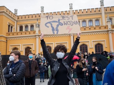 Wroclaw, Polonya, 23 Ekim 2020 - Polonya kenti Wroclaw 'da kadınların protestosu, çünkü Polonya' nın en üst mahkemesi kürtajı yasaklayan bir yasa çıkardı. Genç bir kadın elinde 