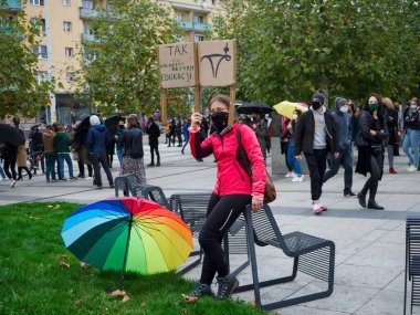 Wroclaw, Polonya, 23 Ekim 2020 - Polonya kenti Wroclaw 'da kadınların protestosu, çünkü Polonya' nın en üst mahkemesi kürtajı yasaklayan bir yasa çıkardı. Genç bir kadın elinde bir poster tutuyor: Eğitim ve seçim özgürlüğü için evet