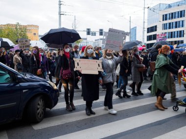 Wroclaw, Polonya, 23 Ekim 2020 - Polonya kenti Wroclaw 'da kadınların protestosu, çünkü Polonya' nın en üst mahkemesi kürtajı yasaklayan bir yasa çıkardı. Genç aktivistlerin elinde yazılı bir poster var: Hükümet hamilelik değil, kürtaj olabilir