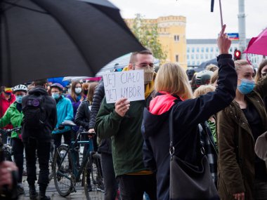 Wroclaw, Polonya, 23 Ekim 2020 - Polonya kenti Wroclaw 'da kadınların protestosu, çünkü Polonya' nın en üst mahkemesi kürtajı yasaklayan bir yasa çıkardı. Genç adam elinde bir poster tutuyor: Bu onun seçimi.