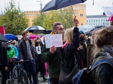 Wroclaw, Polonya, 23 Ekim 2020 - Polonya kenti Wroclaw 'da kadınların protestosu, çünkü Polonya' nın en üst mahkemesi kürtajı yasaklayan bir yasa çıkardı. Genç adam elinde bir poster tutuyor: Bu onun seçimi.