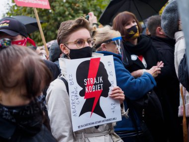Wroclaw, Polonya, 23 Ekim 2020 - Polonya kenti Wroclaw 'da kadınların protestosu, çünkü Polonya' nın en üst mahkemesi kürtaj yasağını yasakladı.