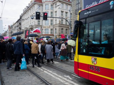 Wroclaw, Polonya, 23 Ekim 2020 - Polonya kenti Wroclaw 'da kadınların protestosu, çünkü Polonya' nın en üst mahkemesi kürtajı yasaklayan bir yasa çıkardı. Eylemciler şehir trafiğini engelliyor