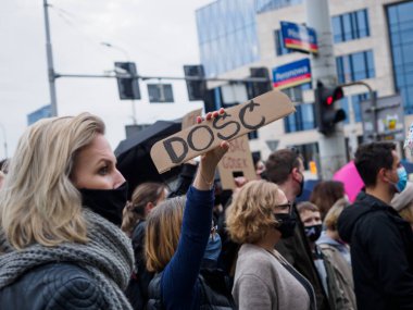 Wroclaw, Polonya, 23 Ekim 2020 - Polonya kenti Wroclaw 'da kadınların protestosu, çünkü Polonya' nın en üst mahkemesi kürtajı yasaklayan bir yasa çıkardı. Kadın elinde bir poster tutuyor: Yeter.