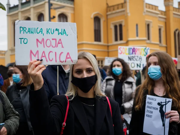 Wroclaw, Polonya, 23 Ekim 2020 - Polonya kenti Wroclaw 'da kadınların protestosu, çünkü Polonya' nın en üst mahkemesi kürtajı yasaklayan bir yasa çıkardı. Genç kadın, elinde bir yazı olan bir poster tut: ellerini rahmimden uzak tut.