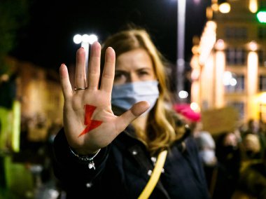 Polonyalı kadın eline kırmızı bir şimşek çizmiş. Polonya 'da kürtaj yasasının sıkılaştırılmasını kadınlar protesto etti.