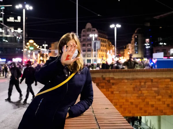 Polonyalı Kadın Eline Kırmızı Bir Şimşek Çizmiş Polonya Kürtaj Yasasının — Stok fotoğraf