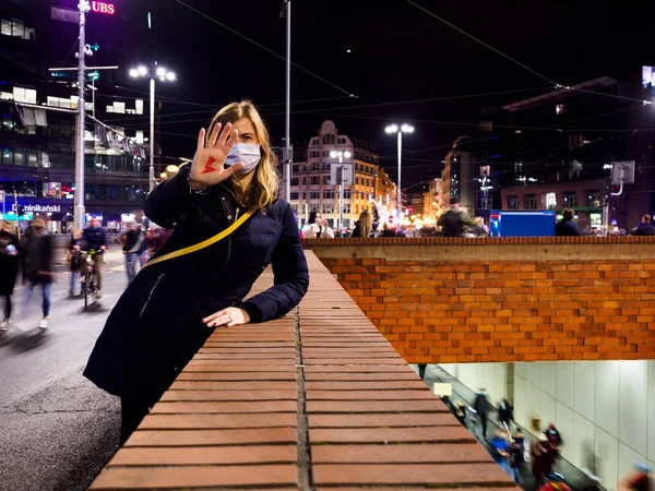 Polonyalı Kadın Eline Kırmızı Bir Şimşek Çizmiş Polonya Kürtaj Yasasının — Stok fotoğraf