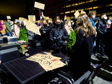 Wroclaw, Polonya, 28 Ekim 2020 - Polonyalı kadınlar protesto etti. Polonya hükümetinin PIS tarafından zorlanan kürtaj karşıtı yasayı protesto etmek. Polonya halkı kenti kapattı ve kürtajın tamamen yasaklanması yönündeki bir yasa önerisini protesto etti. 