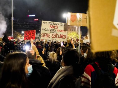 Wroclaw, Polonya, 28 Ekim 2020 - Polonyalı kadınlar protesto etti. Polonya hükümetinin PIS tarafından zorlanan kürtaj karşıtı yasayı protesto etmek. Polonya halkı kenti kapattı ve kürtajın tamamen yasaklanması yönündeki bir yasa önerisini protesto etti. 