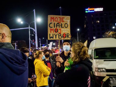 Wroclaw, Polonya, 02 Kasım 2020 - Polonya 'da kadın protestoları, aktivistler şehir sokaklarını ve yolları kapattı