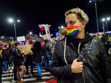 Wroclaw, Polonya, 02 Kasım 2020 - Polonya 'da kadın protestoları, aktivistler şehir sokaklarını ve yolları kapattı