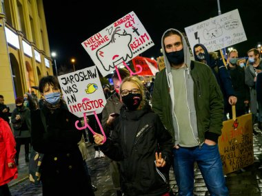 Wroclaw, Polonya, 02 Kasım 2020 - Polonya 'da kadın protestoları, aktivistler şehir sokaklarını ve yolları kapattı