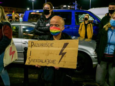 Wroclaw, Polonya, 02 Kasım 2020 - Polonya 'da kadın protestoları, aktivistler şehir sokaklarını ve yolları kapattı