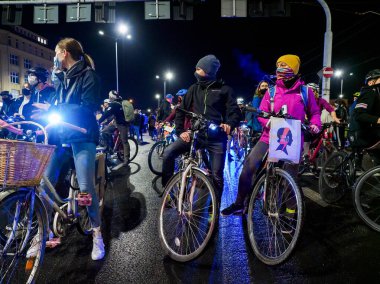 Wroclaw, Polonya, 02 Kasım 2020 - Polonya 'da kadın protestoları, bisiklet eylemcileri şehir sokaklarını ve yolları kapattı