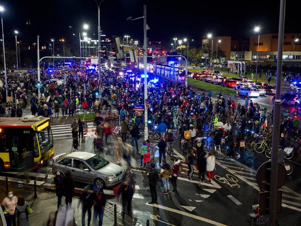 Wroclaw, Polonya, 02 Kasım 2020 - Polonya 'da kadın protestoları, aktivistler şehir sokaklarını ve yolları kapattı