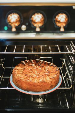 Elmalı turta fırında pişiyor. Geleneksel Fransız turtası fırında..