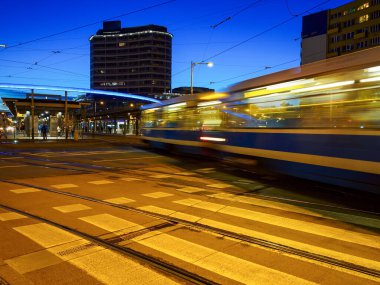 Şehir tramvayı, teleferik sabah erkenden durağa gidiyor. Toplu Taşıma
