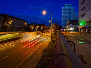 Şehirde gece trafiği. Şehir hayatı, toplu taşıma
