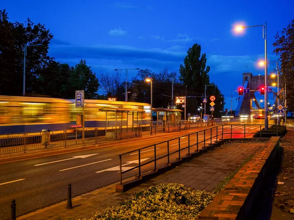 Tráfico Nocturno Una Ciudad Transporte Público Vida Urbana — Foto de Stock
