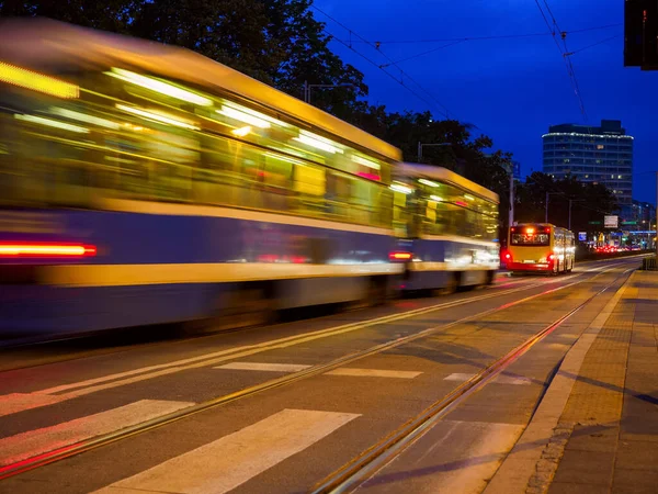 Şehir tramvayı, teleferik sabah erkenden durağa gidiyor. Toplu Taşıma