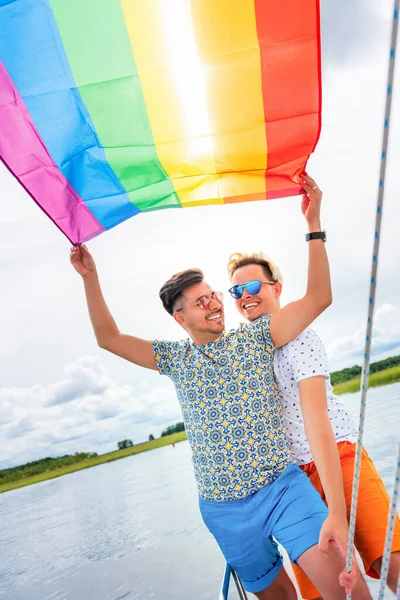 Sonriente Macho Gay Pareja Holding Arco Iris Bandera Mientras Pie — Foto de Stock