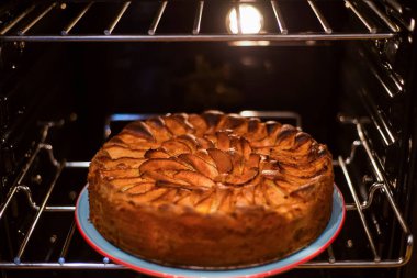 Elmalı turta fırında pişiyor. Geleneksel Fransız turtası fırında..