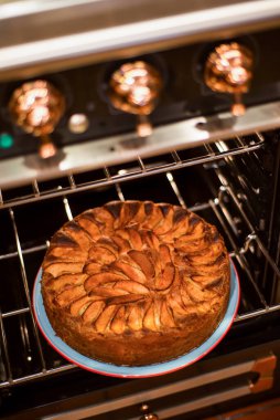 Elmalı turta fırında pişiyor. Geleneksel Fransız turtası fırında..