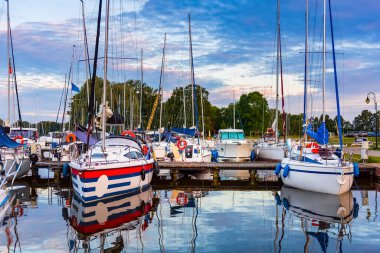 Sabahın erken saatlerinde rıhtımda demirli yelkenliler. Yaz deniz seyahatleri.