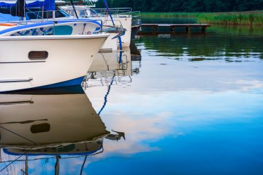 Sabahın erken saatlerinde rıhtımda demirli yelkenliler. Yaz deniz seyahatleri.