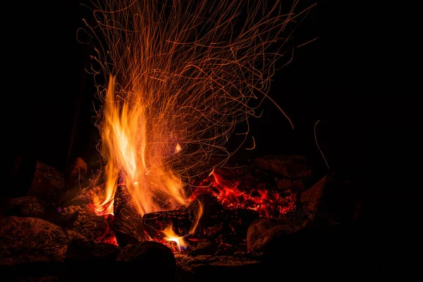 Noční Táborák Volným Prostorem Velký Táborák Černém Pozadí Sparks Bonfire — Stock fotografie