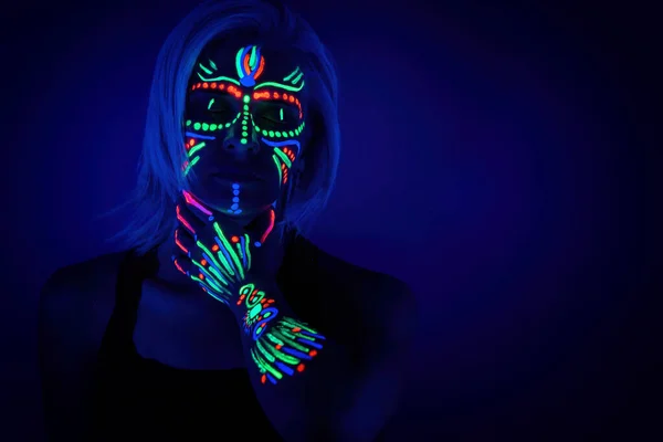 Portrait Femme Avec Maquillage Néon Qui Fait Peinture Fluorescente Lumière — Photo