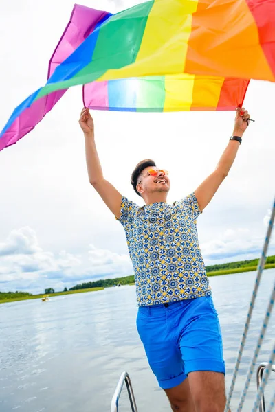 Joven Bastante Gay Hombre Sonrisa Mantener Arco Iris Bandera Pie — Foto de Stock
